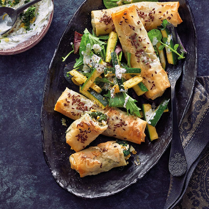 Linsen-Feta-Börek mit Salat