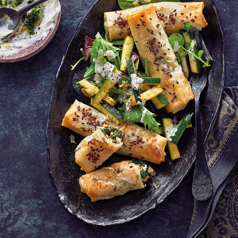Linsen-Feta-Börek mit Salat