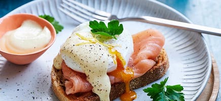 Salmon eggs benedict