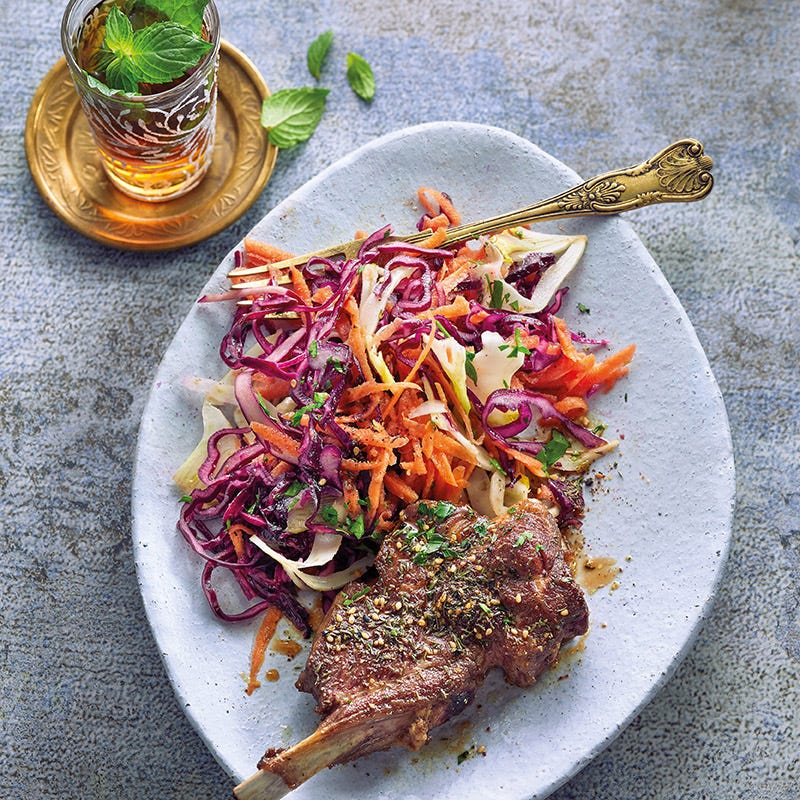 Orientalischer Rotkohlsalat mit Lammkoteletts