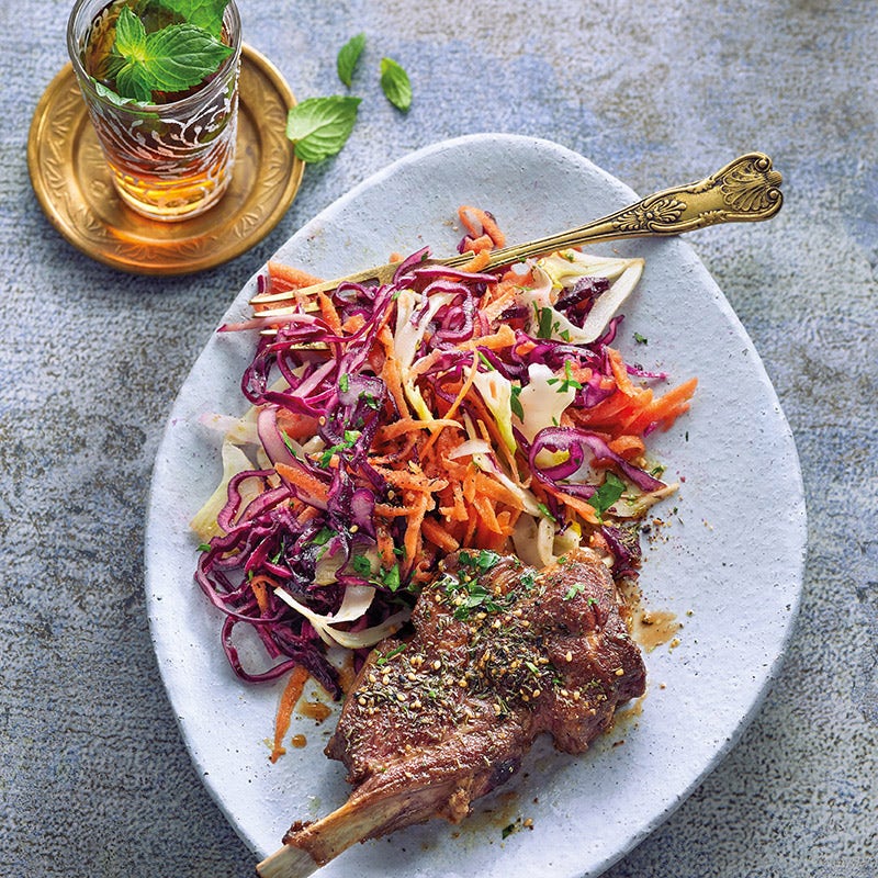 Orientalischer Rotkohlsalat mit Lammkoteletts