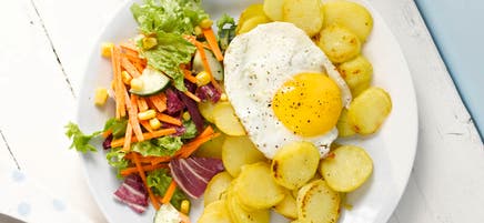 Bratkartoffeln mit Spiegelei und Salat