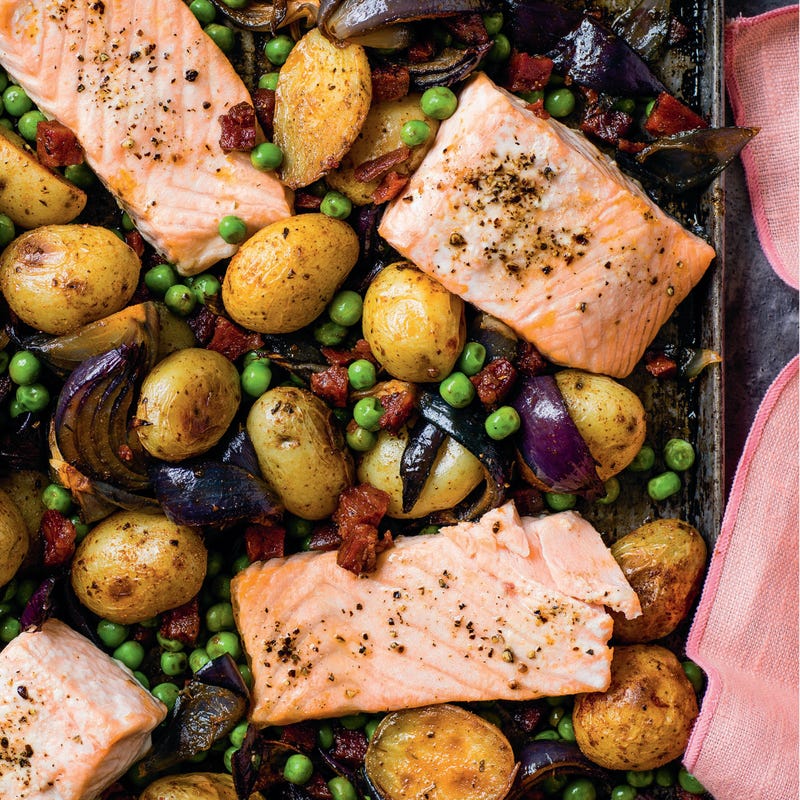 Foto van Geroosterde zalm met aardappelen, erwten & chorizo door WW