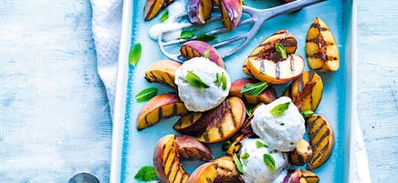 Nectarines grillées et glace au yogourt
