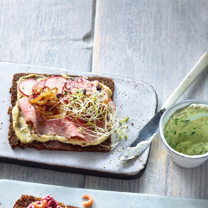Smörrebröd mit Roastbeef und Radieschen