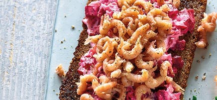 Smörrebröd mit Crevetten und Randen/ Smörrebröd mit Krabben und Roter Bete