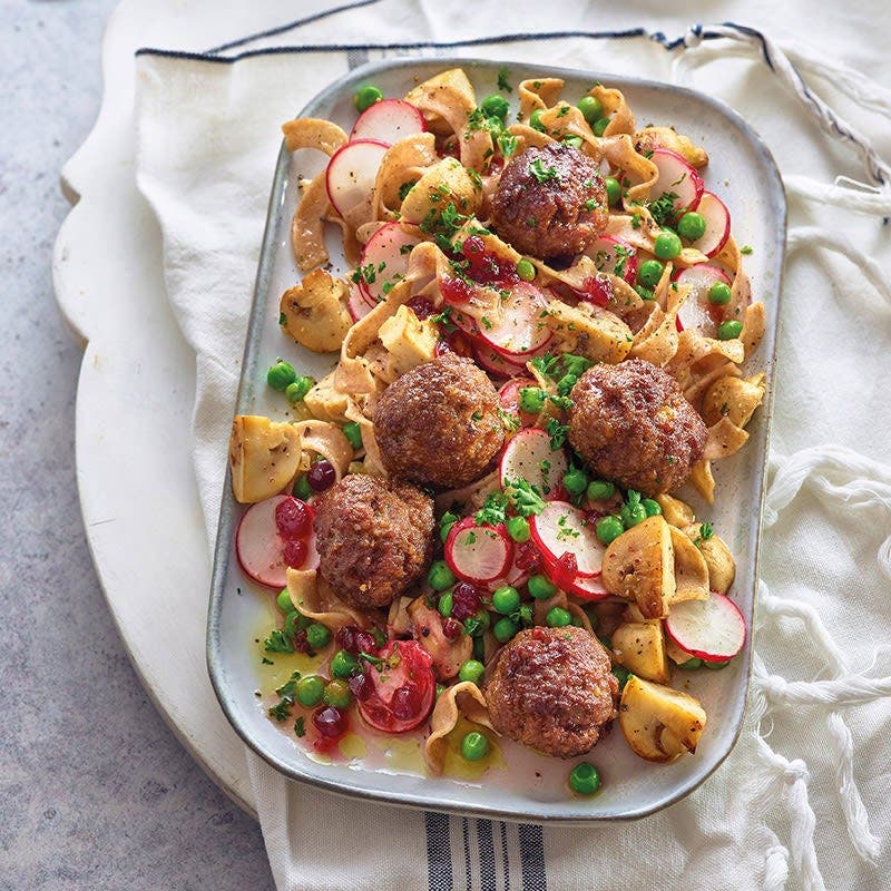 Nudel-Köttbullar-Salat mit Preiselbeerdressing