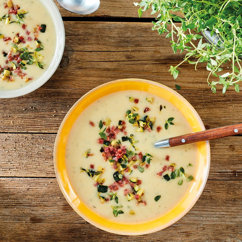 Kartoffelsuppe mit Schinken-Zucchini-Topping