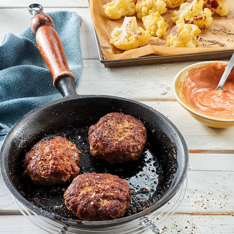 Frikadellen mit Cocktaildip und Blumenkohl