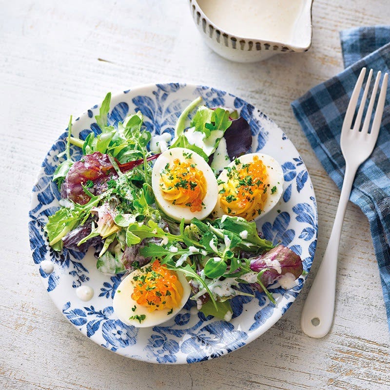 Gefüllte Eier mit Sardellen und Salat