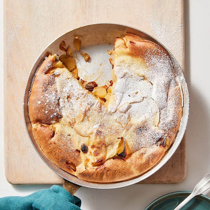 Oven-baked apple and raisin pancake