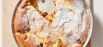 Oven-baked apple and raisin pancake