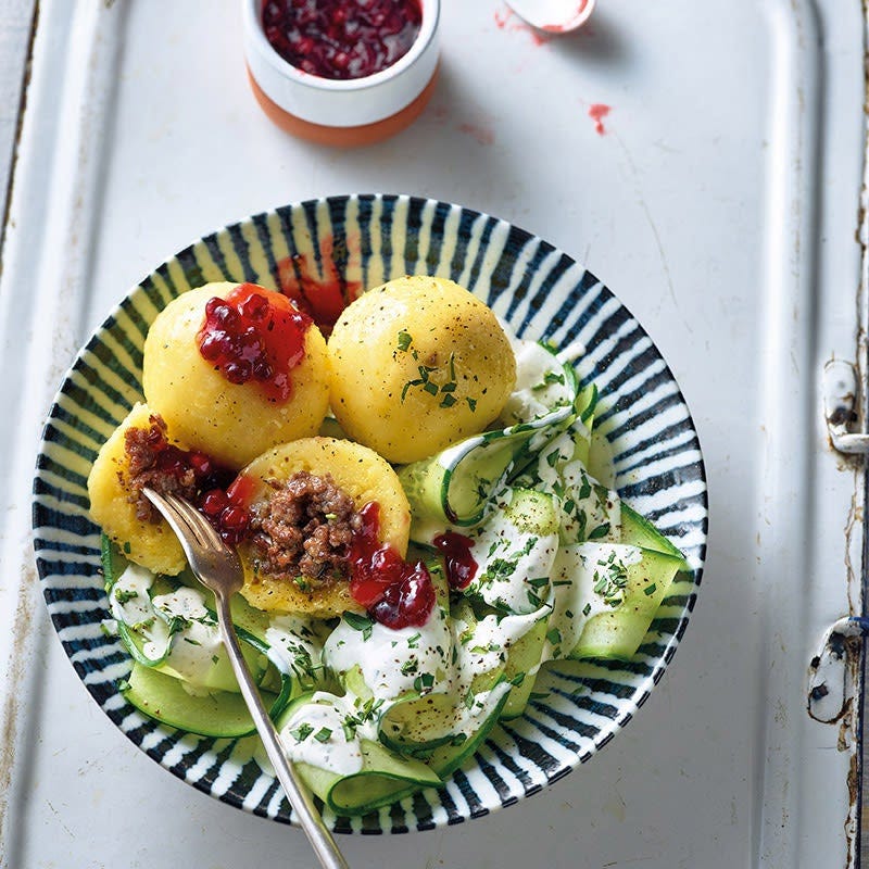 Gefüllte Klöße mit Gurkensalat