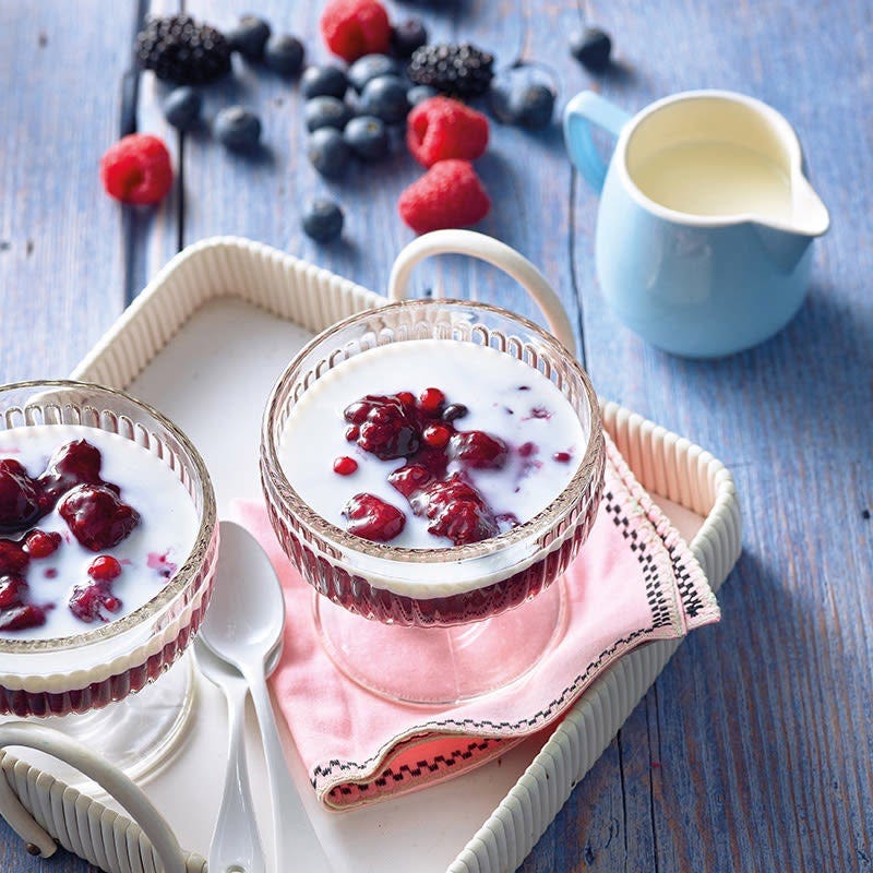 Rote-Beeren-Grütze mit Milch