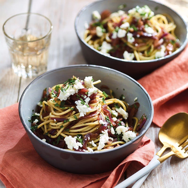 Spaghetti mit roten Zwiebeln und Ziegenkäse