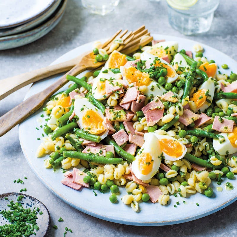Bohnen-Pasta-Salat mit Ei und Schinken