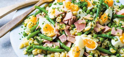 Salade de haricots et de pâtes aux œufs et au jambon