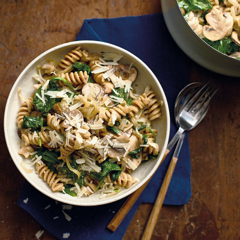 One-Pot-Pasta mit Champignons und Spinat