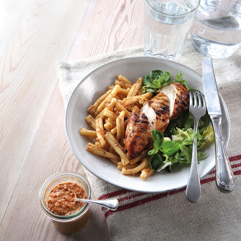 Nudeln mit Paprikapesto und Hähnchen