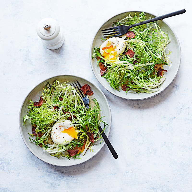 Salade frisée au bacon et aux oeufs