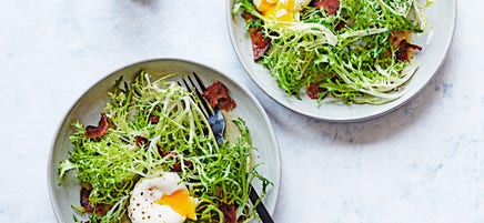 Salade frisée au bacon et aux oeufs