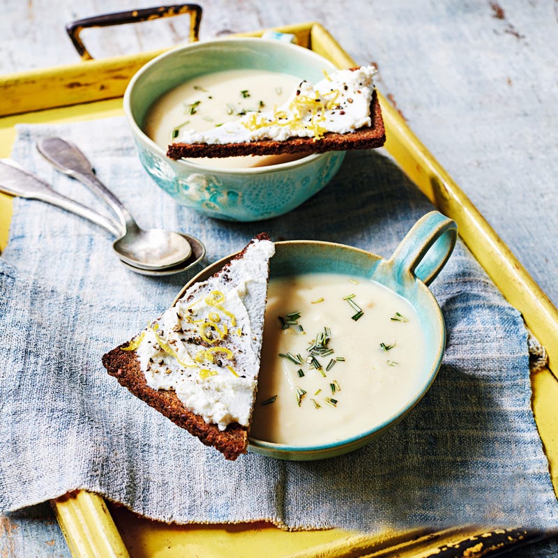 Soupe de céleri et toast à la ricotta