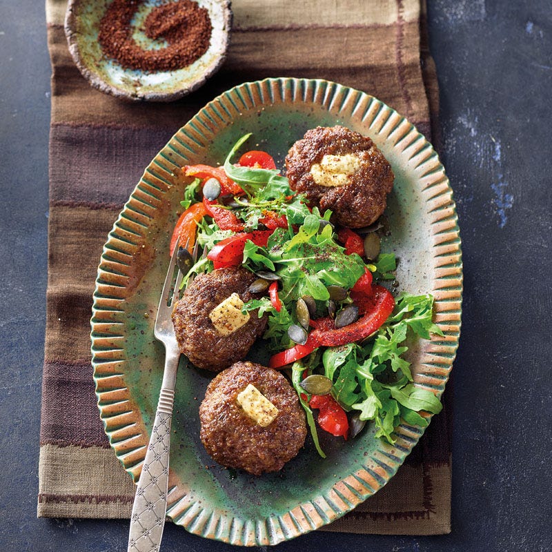 Bifteki mit Tomatenpaprikasalat