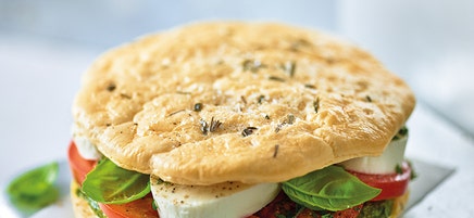 Omelette sandwich caprese
