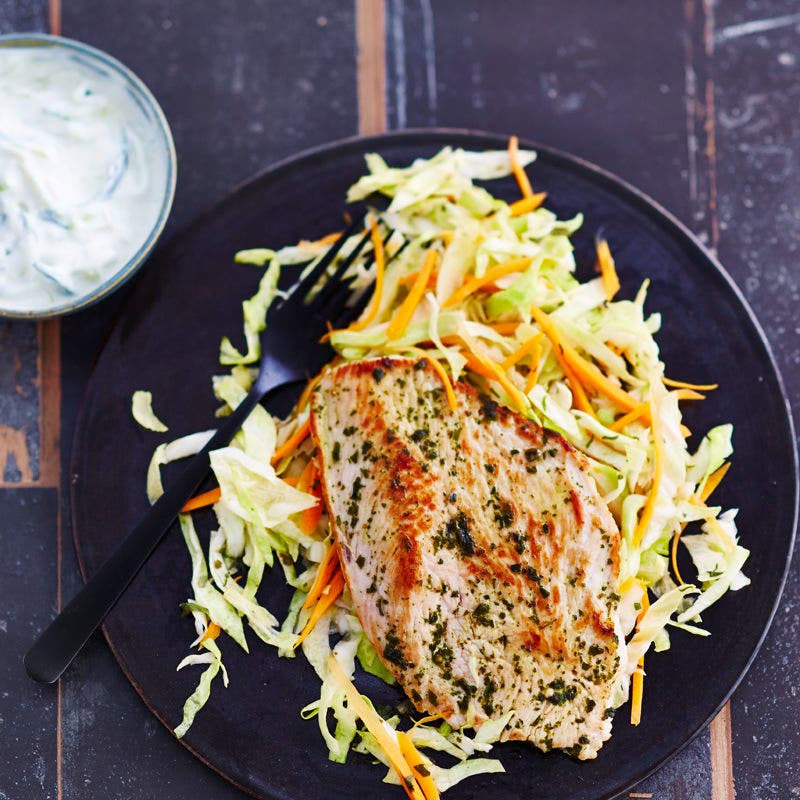 Trutenbrustfilet mit Zaziki und Spitzkohlsalat