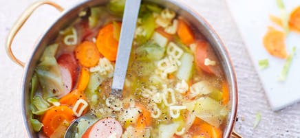 Soupe de légumes aux petites lettres et saucisses de Vienne