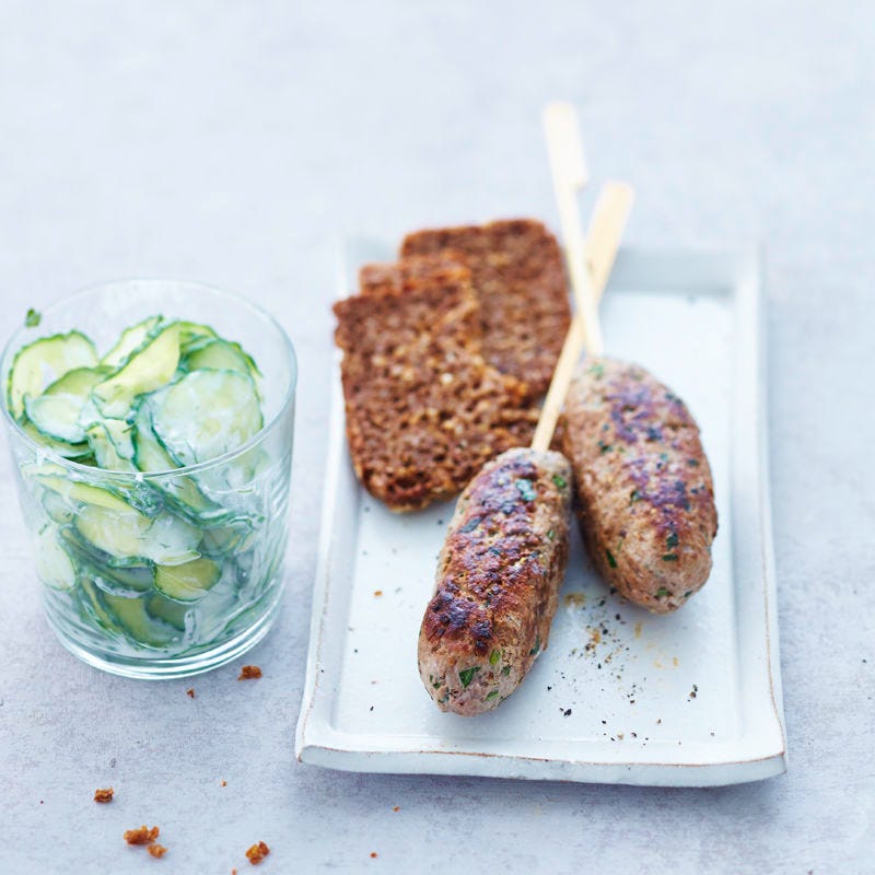 Hackspiesse an Gurkensalat