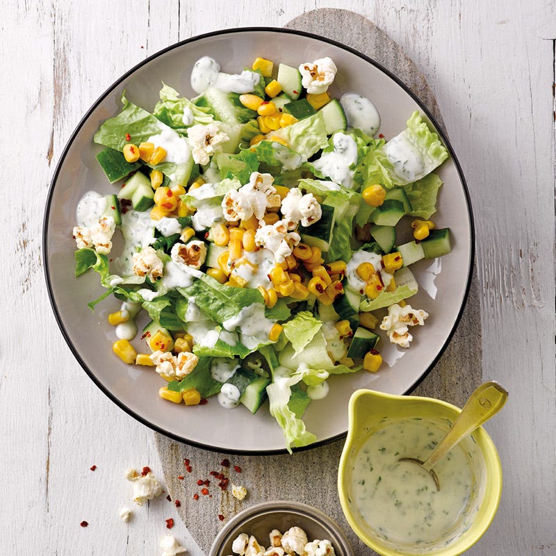 Grüner Salat mit Popcorn