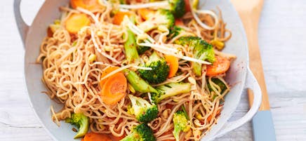 Asia-Nudelpfanne mit Broccoli