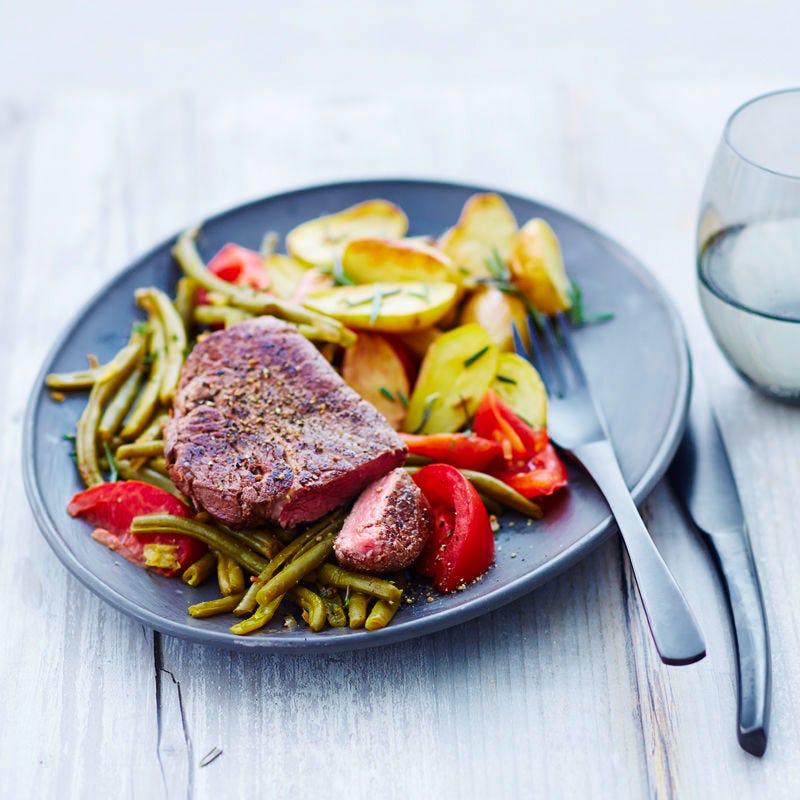 Steak mit Rosmarinkartoffeln und Bohnengemüse
