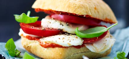 Petit pain tomate-mozzarella