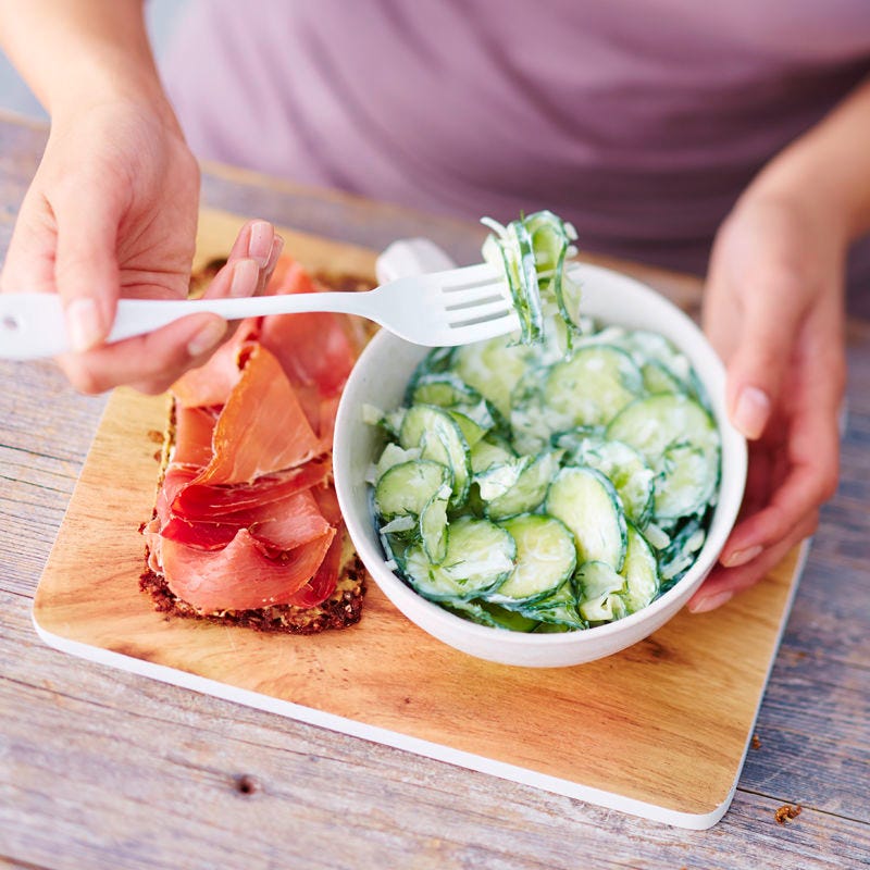 Gurken-Dill-Salat mit Schinkenbrot