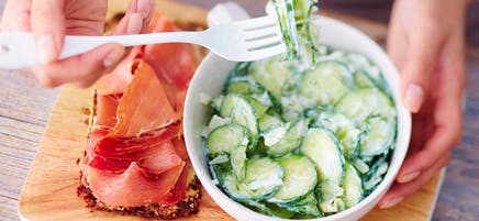 Gurken-Dill-Salat mit Schinkenbrot