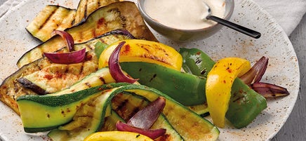 Grillgemüsesalat mit Tahindip