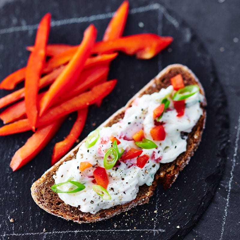 Kerniges Roggenbrot mit Peperoniquark