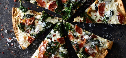 Ost- och salamipizza med vitlöksspenat