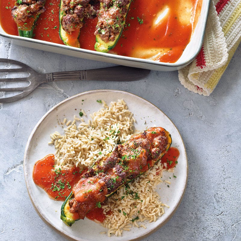 Gefüllte Zucchini mit Tomatensauce