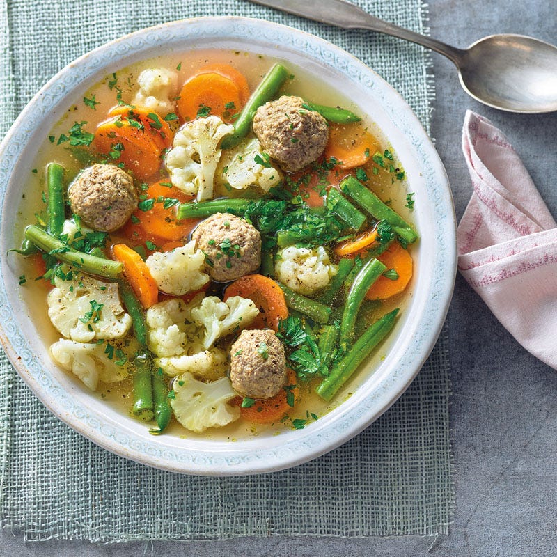 Bunte Gemüsesuppe mit Hackbällchen