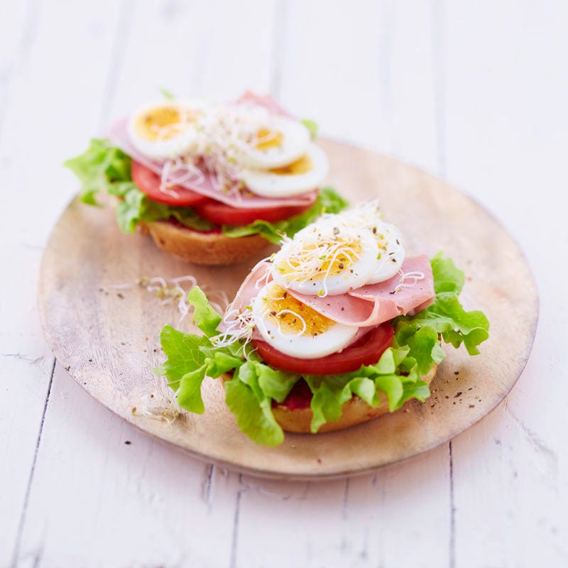 Brötli mit Ei und Schinken