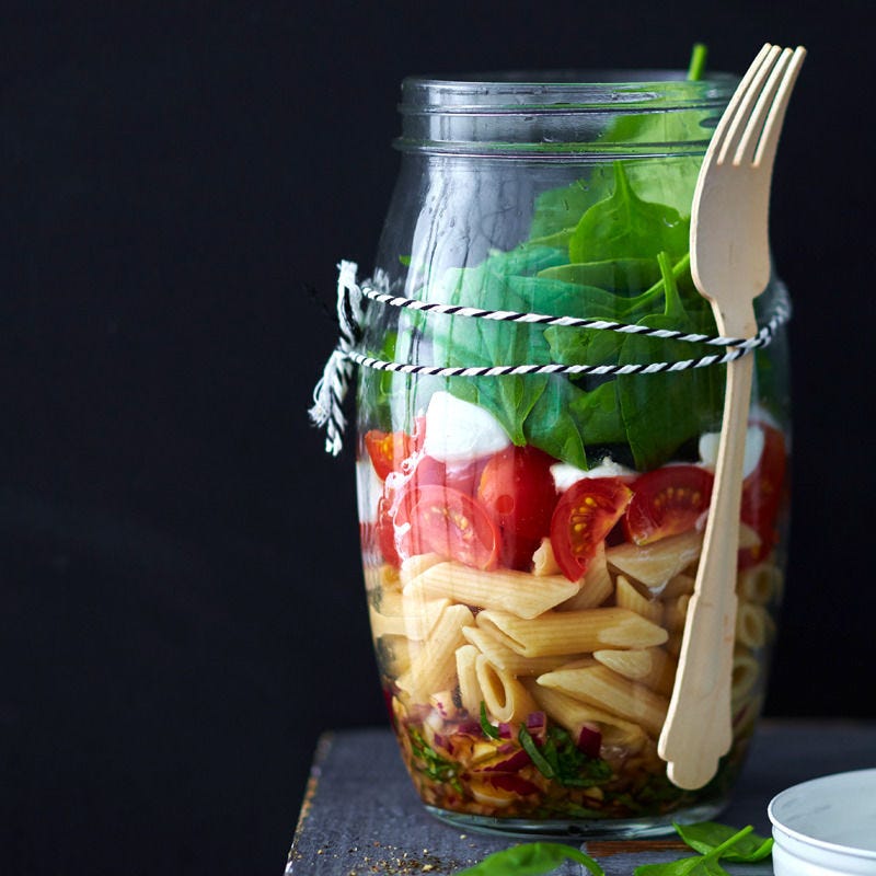 Italienischer Pastasalat im Glas