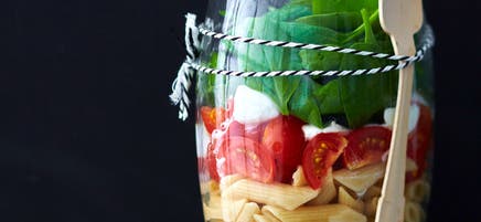 Italienischer Pastasalat im Glas