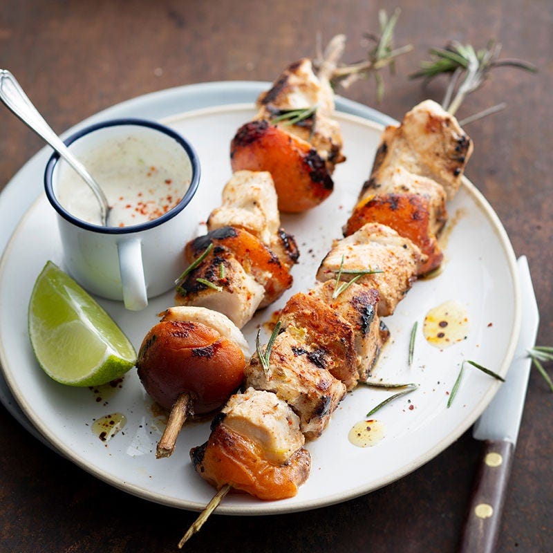 Brochettes de poulet et abricots au romarin