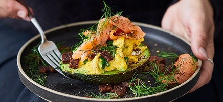 Avocado mit Rührei und Lachs