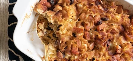 Kugel de nouilles aux pommes et aux raisins secs
