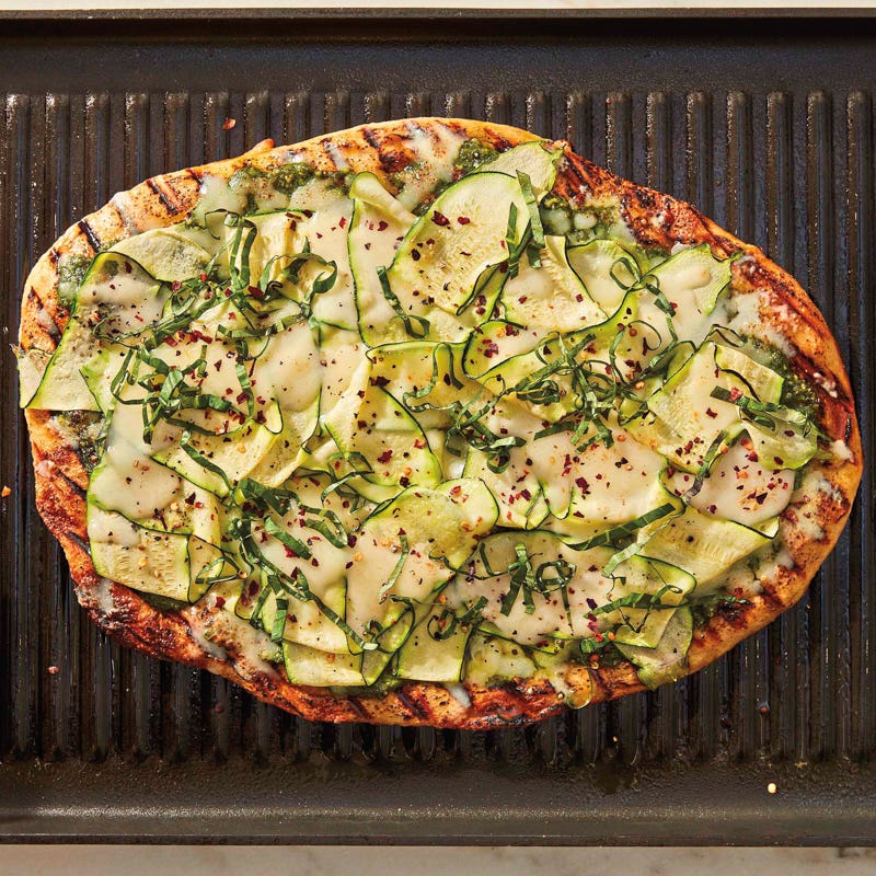 Grilled pesto and zucchini pizza