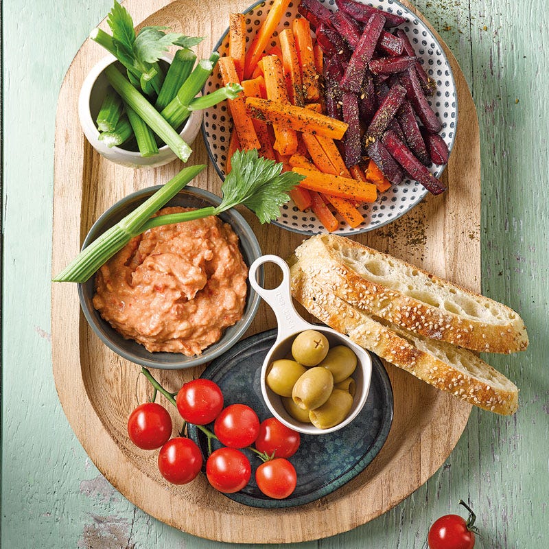 Gemüse-Brot-Platte mit Paprika-Bohnen-Dip